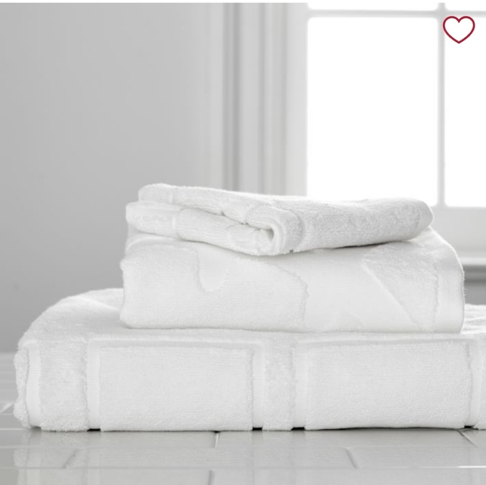 Hello Kitty Pottery Barn Teen Set of 2 bath towels and 2 hand towels